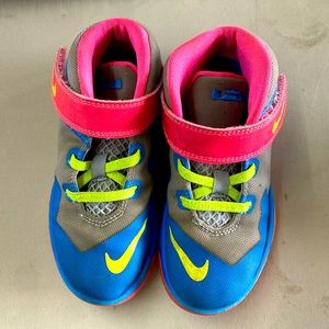 High top Nike sneakers! EUC